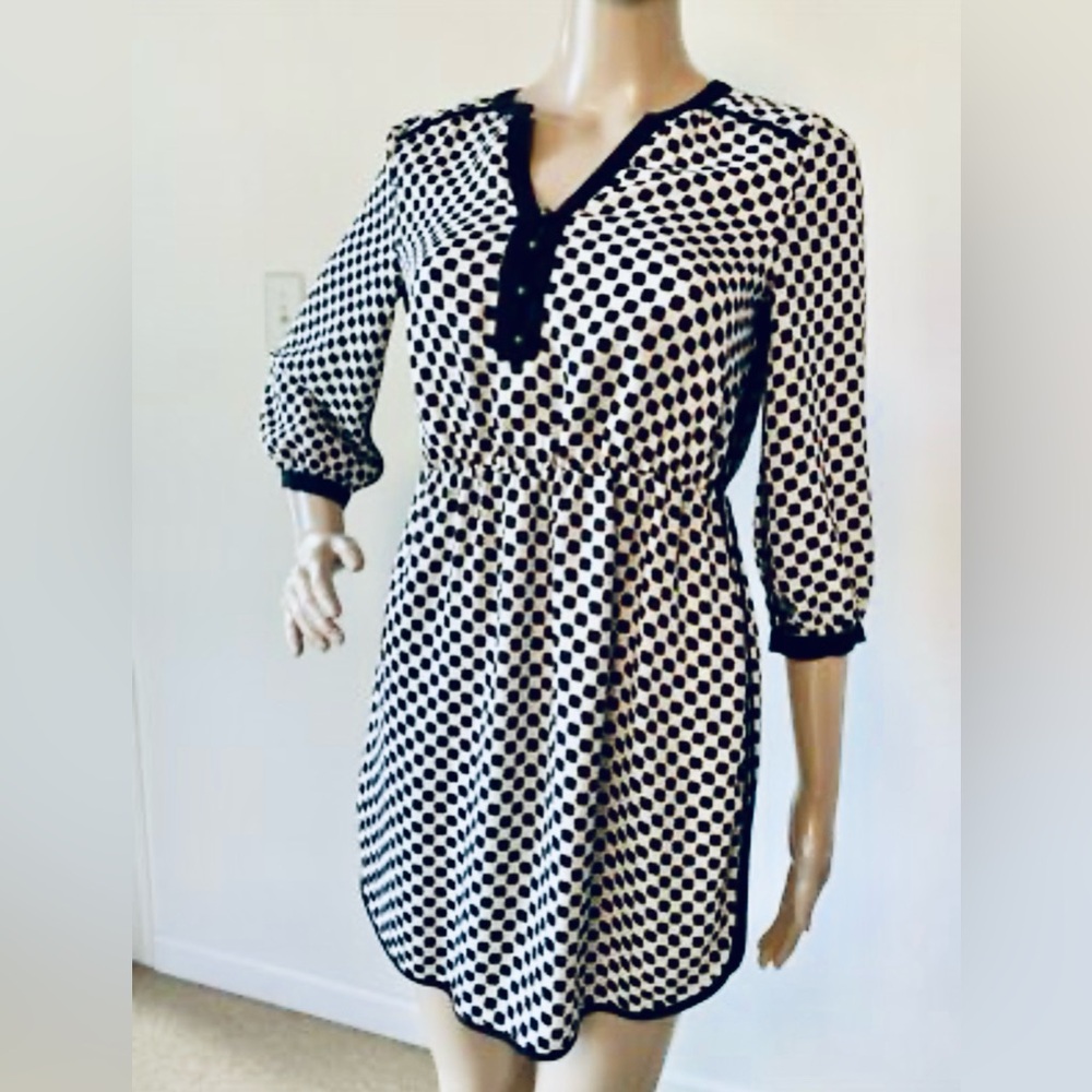 Banana Republic Black and White 3/4 sleeved Dress without waist tie.